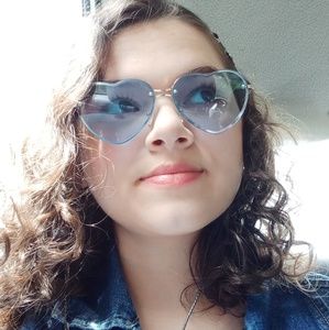 Meet your Posher, Larissa